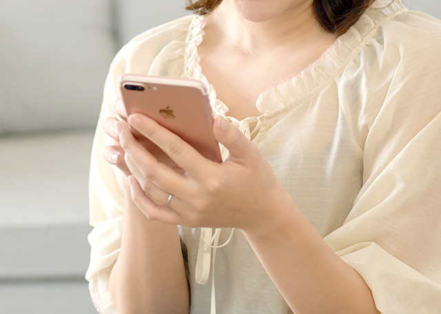 スマホを触る女性の写真
